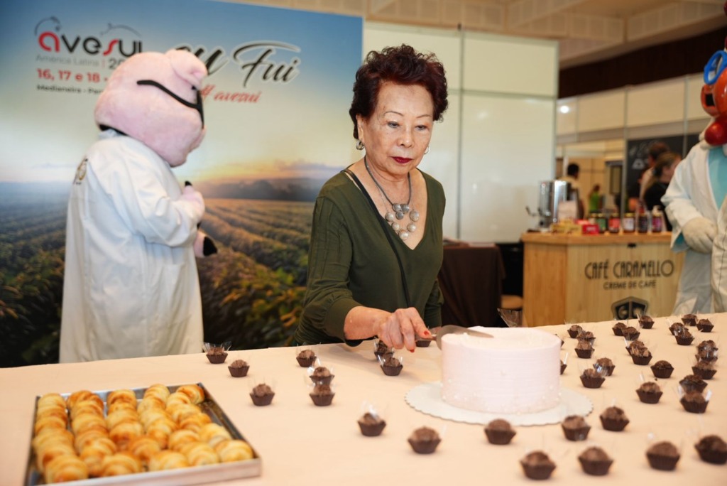 Profa. Masaio comemora aniversário na AveSui