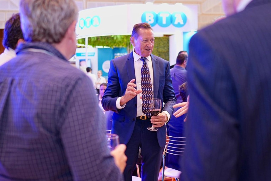 Confraternização após o Prêmio Quem é Quem encerra o primeiro dia de AveSui