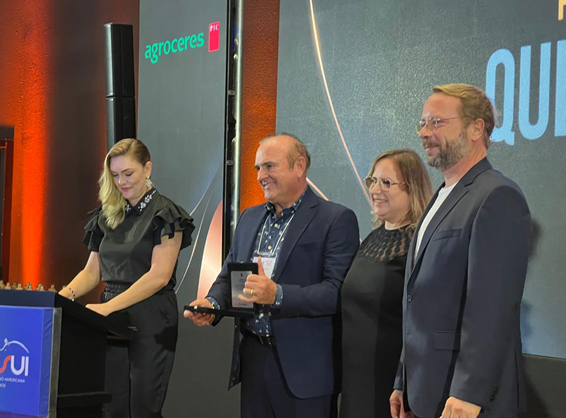 Roberto Kaefer recebe homenagem durante a AveSui