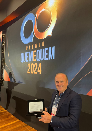 Roberto Kaefer recebe homenagem durante a AveSui