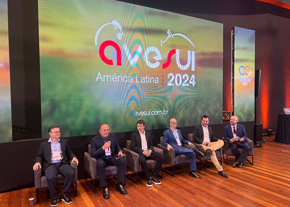 Roberto Kaefer recebe homenagem durante a AveSui