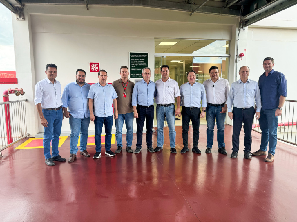Governador do Paraná visita frigorífico da Frimesa