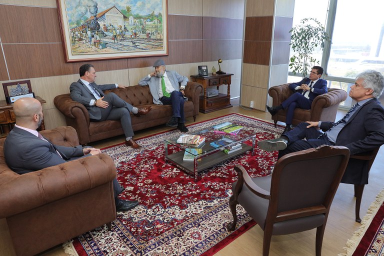 Ministro Fávaro discute políticas sustentáveis em reunião no MAPA