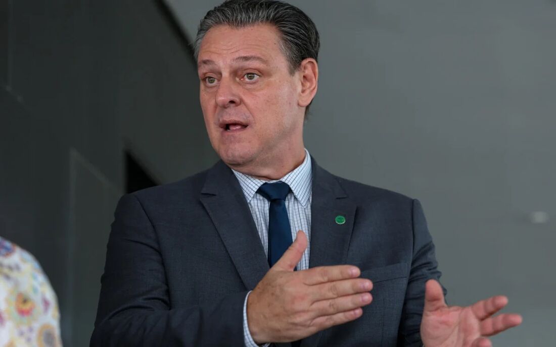 Ministro Carlos Fávaro elogia agilidade das equipes de defesa agropecuária no combate à Doença de Newcastle