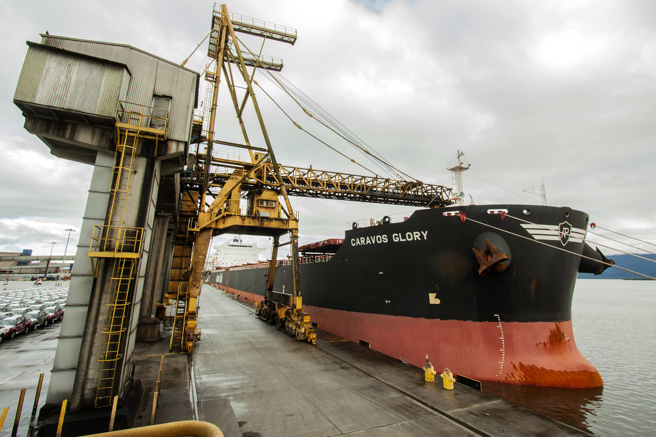 O Porto de Paranaguá registrou nova movimentação recorde. Desta vez, no embarque de açúcar a granel pelo berço 204. Um único navio – o Caravos Glory, das Ilhas Marschall (Oceania) – levará uma carga de 58.175 toneladas para o Oriente Médio. A média dos carregamentos no local geralmente fica entre 40 e 45 mil toneladas.  -  Paranaguá, 03/06/2019  -  Foto: Cláudio Neves/APPA