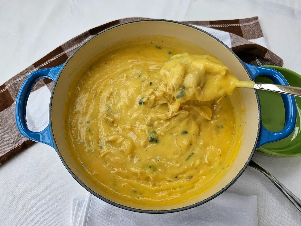 Sopa Cremosa de Mandioquinha com Frango Desfiado: Perfeita para Este Frio!