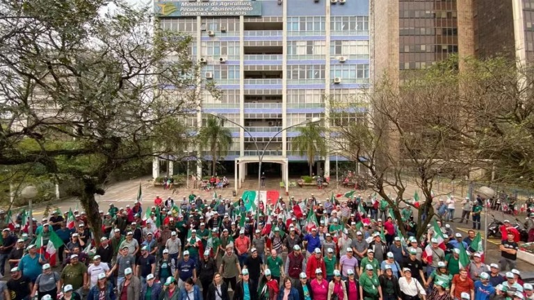 Produtores gaúchos protestam por demora na liberação de recursos após enchentes