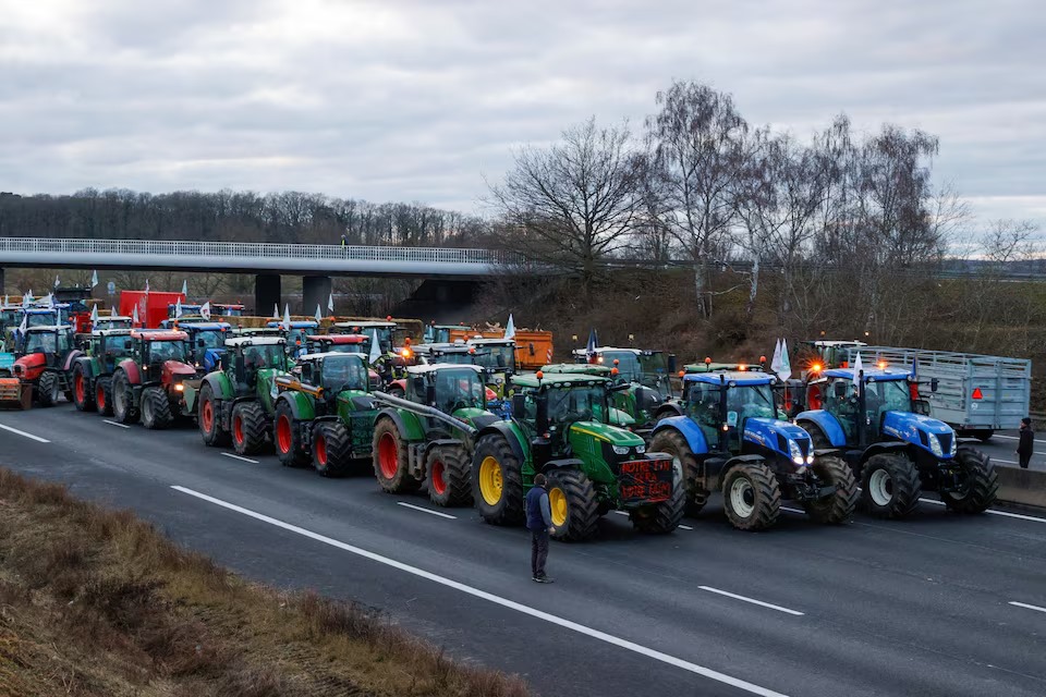 Agricultores franceses preparam protestos contra acordo comercial com o Mercosul Agricultores franceses preparam protestos contra acordo comercial com o Mercosul