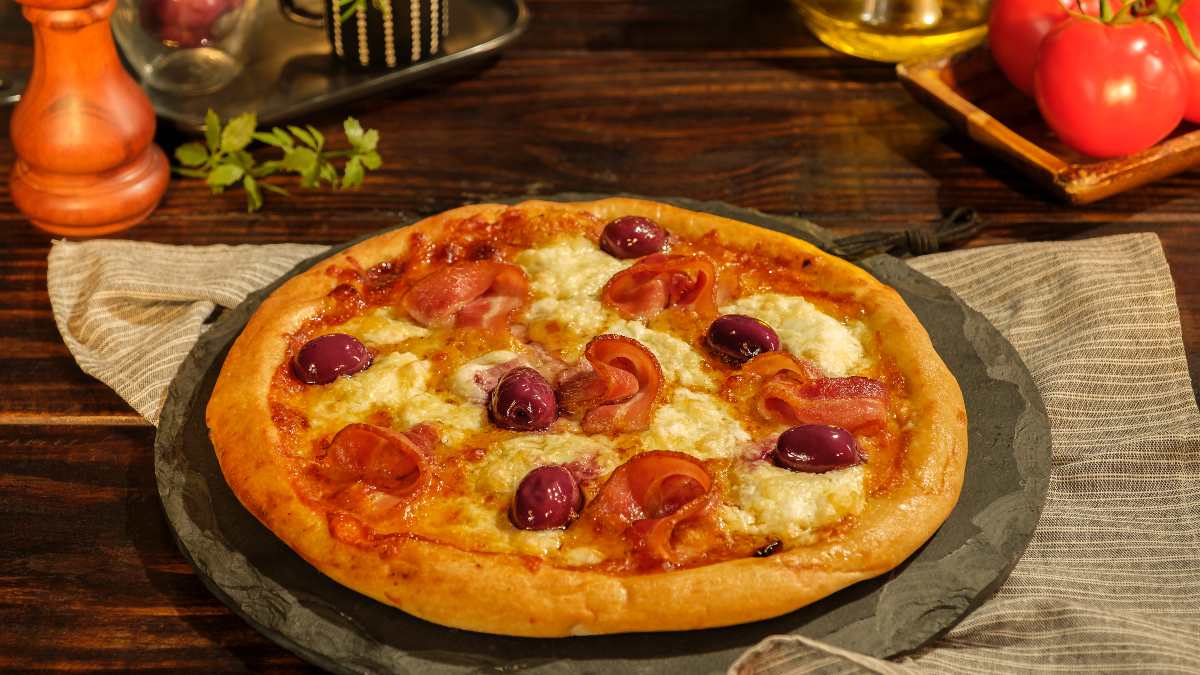 Pizza de Bacon caseira pode ser uma ótima pedida para esse final de semana! Pizza de Bacon caseira pode ser uma ótima pedida para esse final de semana!
