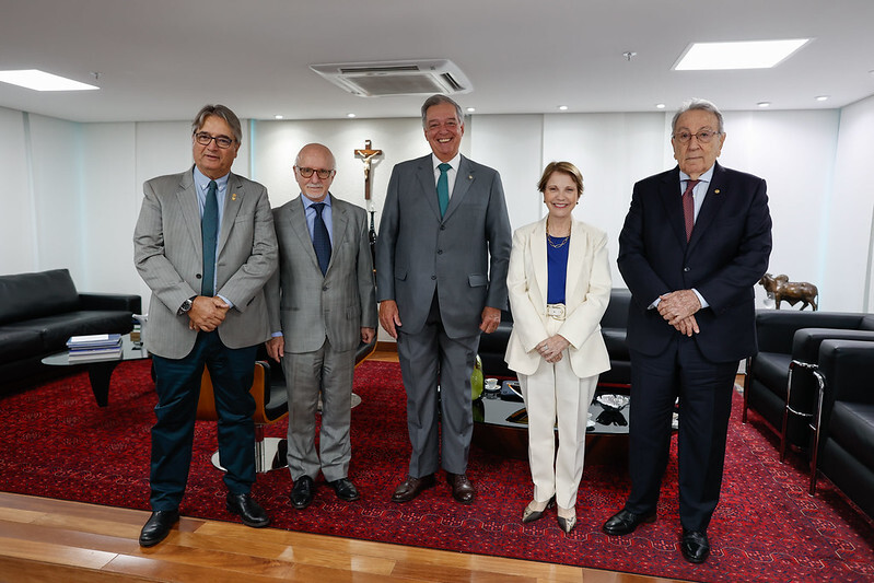 Presidente da CNA recebe embaixador e ministro do Uruguai