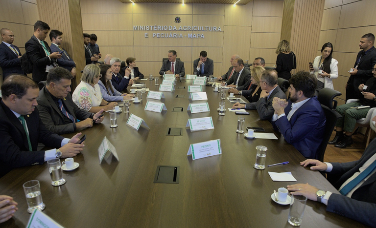 Ministro Fávaro dialoga com a diretoria da FPA sobre a COP30