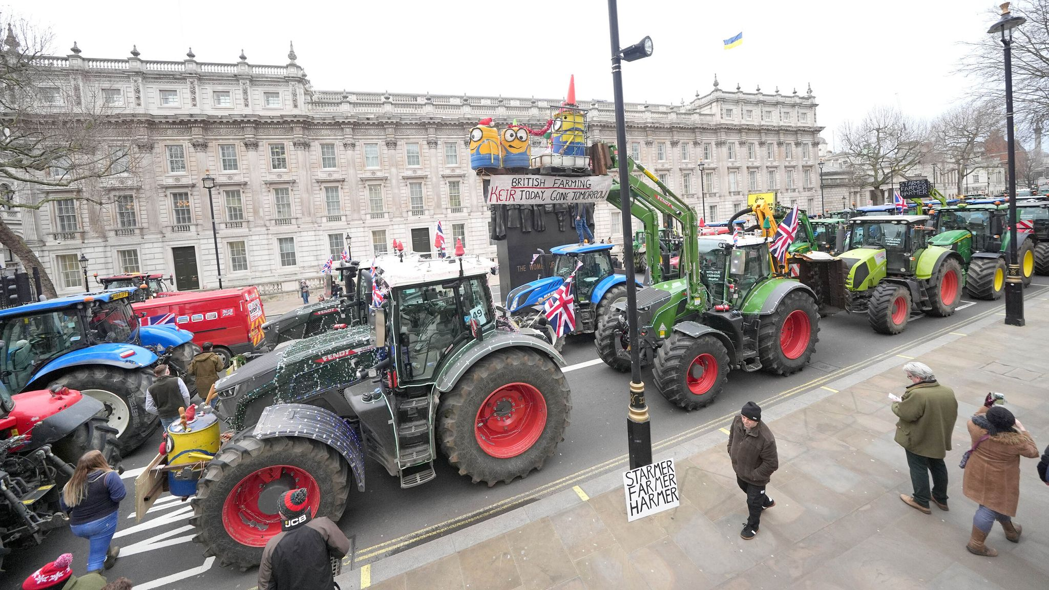 Agricultores invadem Westminster com tratores e tanques em protesto contra imposto sobre herança Agricultores invadem Westminster com tratores e tanques em protesto contra imposto sobre herança