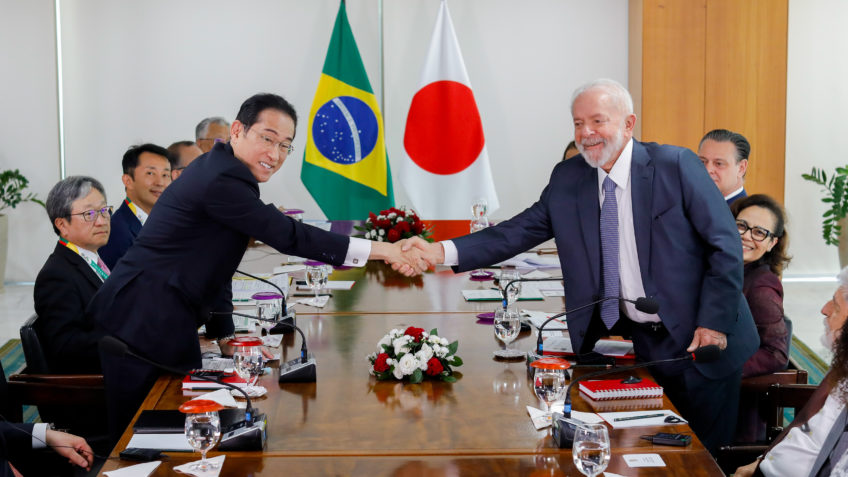 O presidente Luiz Inácio Lula da Silva (PT) recebe  o primeiro-ministro do Japão, Fumio Kishida, durante cerimônia no Palácio do Planalto. O principal tema da visita de Estado será uma possível abertura do mercado japonês para a carne bovina e suína brasileira. Kishida irá à capital e a São Paulo. Os 2 líderes devem falar também de reformas na ONU, transição energética e meio ambiente. |Sérgio Lima/Poder360 - 03.mai.2024.