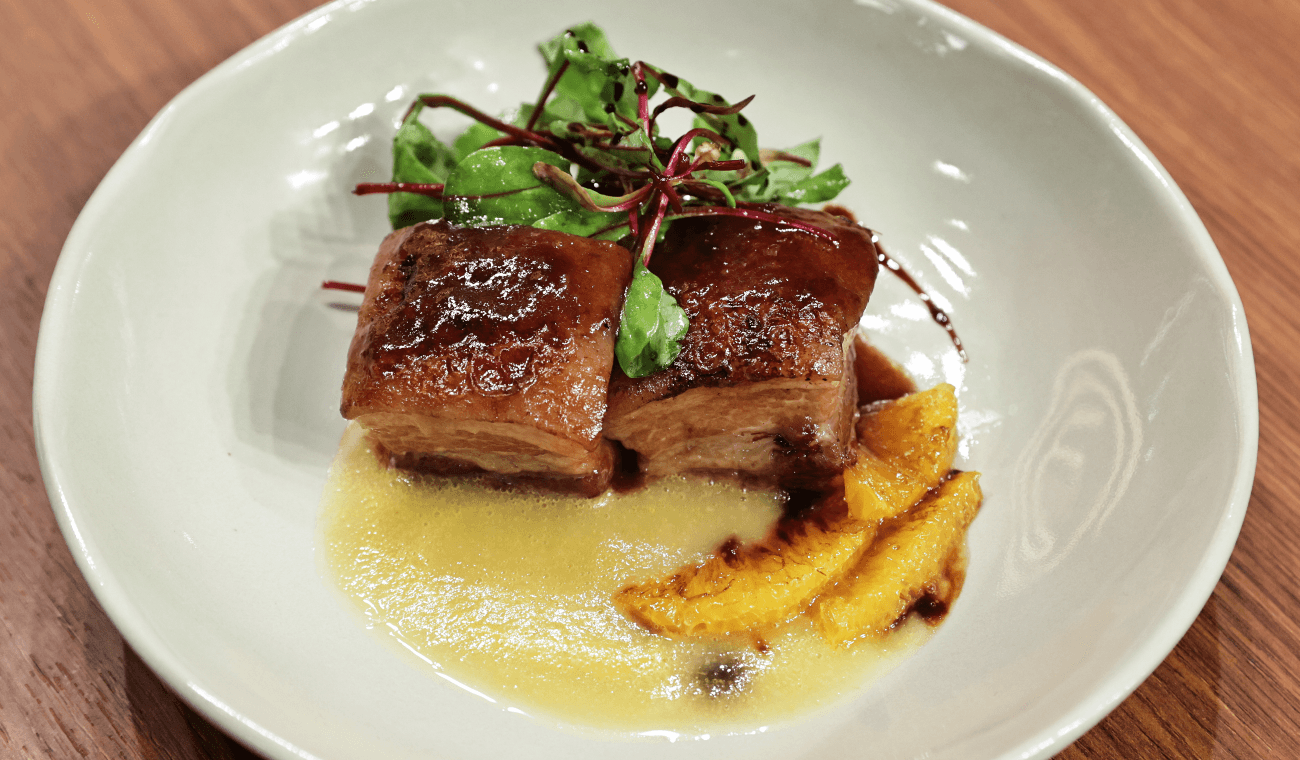 Confira a receita de barriga de porco com cacau e molho cítrico Confira a receita de barriga de porco com cacau e molho cítrico
