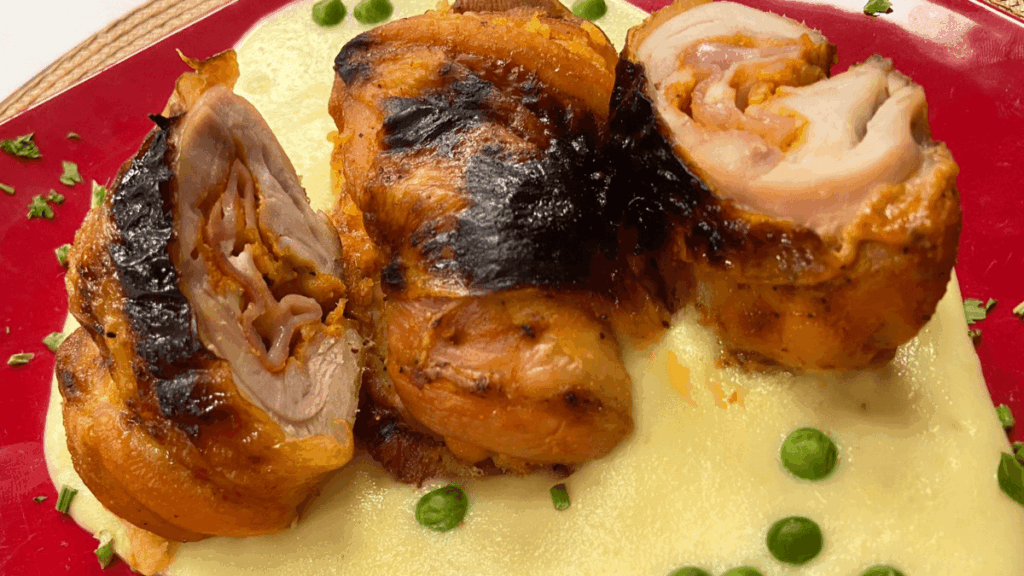 Confira essa receita de sobrecoxa recheada e purê de mandioca Confira essa receita de sobrecoxa recheada e purê de mandioca