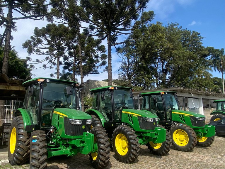 Paraná recebe nova leva de tratores para modernizar agricultura em 22 municípios Paraná recebe nova leva de tratores para modernizar agricultura em 22 municípios