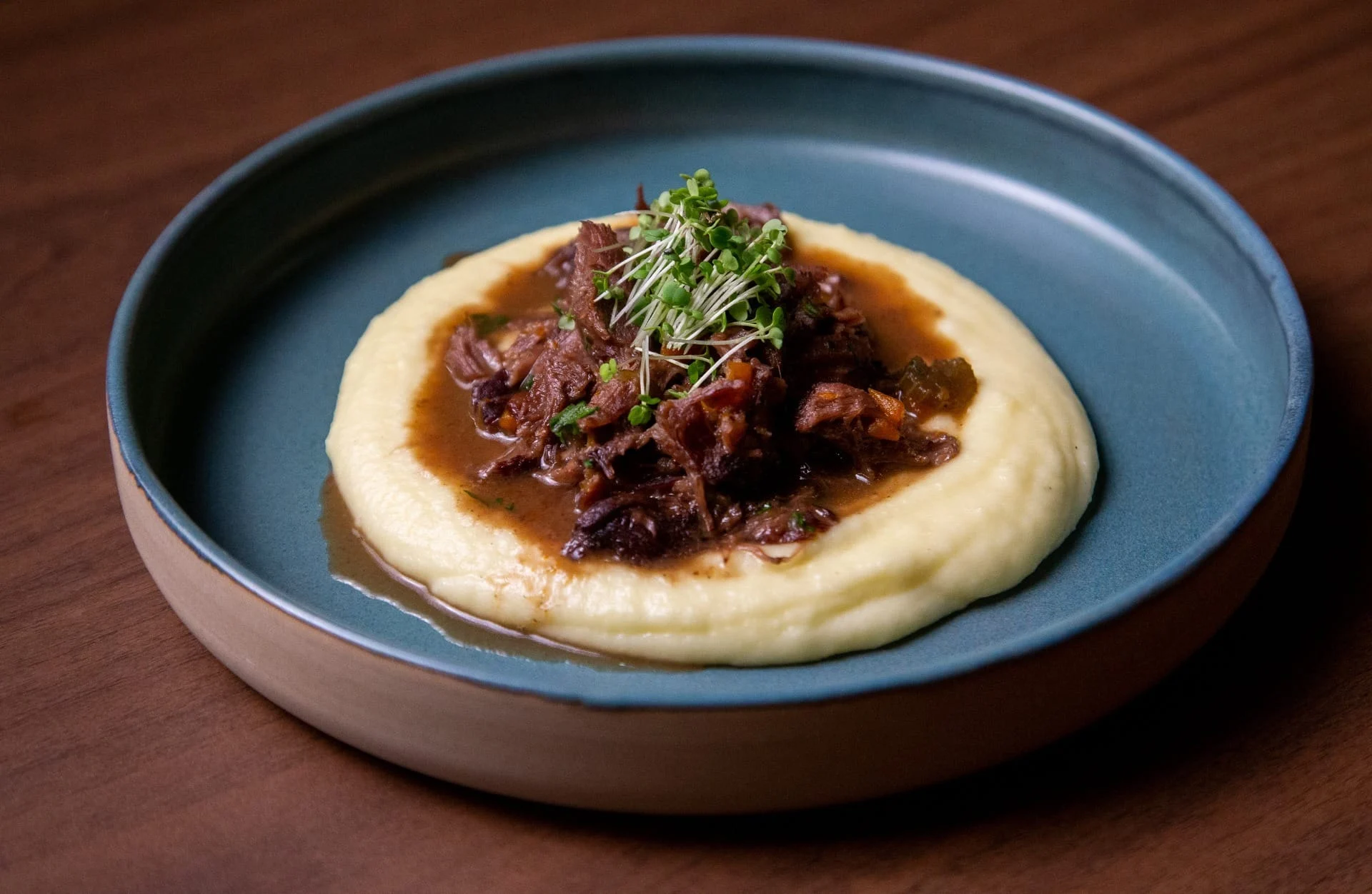 Confira essa sofisticada receita de Surf 'n' turf de bochecha de porco com garum de ostras Confira essa sofisticada receita de Surf 'n' turf de bochecha de porco com garum de ostras