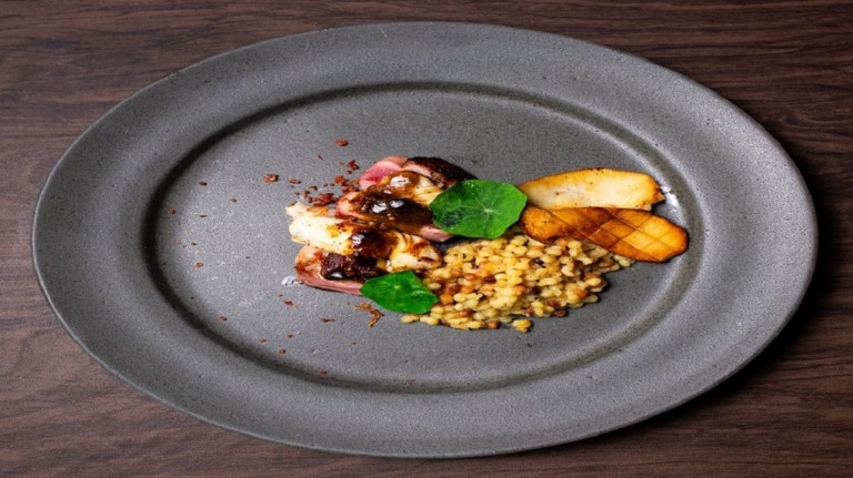 Sabe o que significa a combinação "Surf and Turf"? Confira essa receita de Surf and turf de pato com cavaquinha Sabe o que significa a combinação "Surf and Turf"? Confira essa receita de Surf and turf de pato com cavaquinha