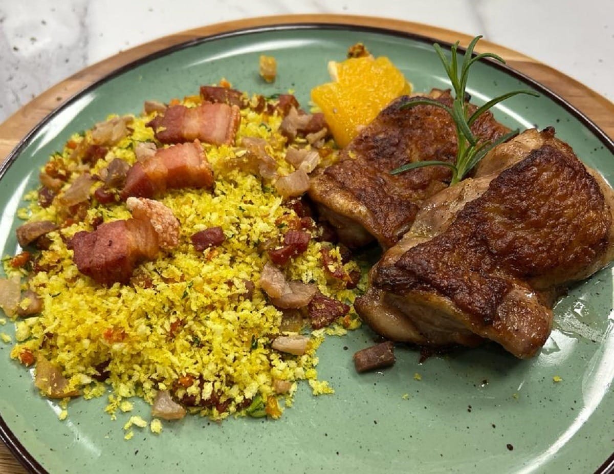 Aprenda a preparar Filé de sobrecoxa com farofa de panceta! Confira Aprenda a preparar Filé de sobrecoxa com farofa de panceta! Confira
