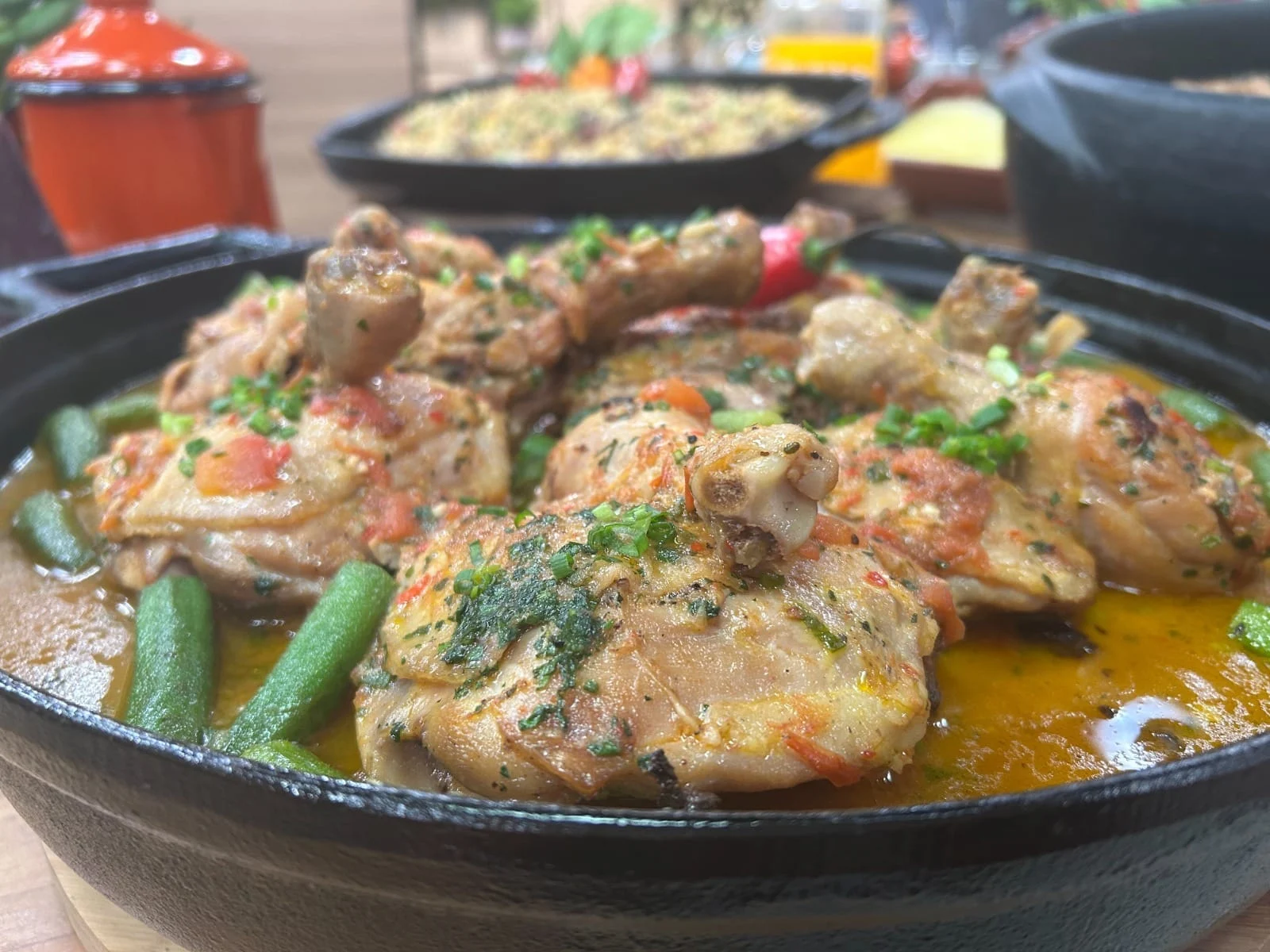 Confira a receita de frango com quiabo e tutu à mineira, uma combinação de sabores! Confira a receita de frango com quiabo e tutu à mineira, uma combinação de sabores!