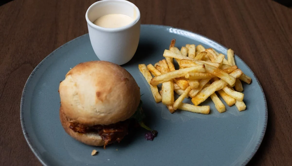 Hambúrguer de asinha de frango?! Tudo isso ao molho barbecue com batata frita e maionese de whisky; Confira Hambúrguer de asinha de frango?! Tudo isso ao molho barbecue com batata frita e maionese de whisky; Confira