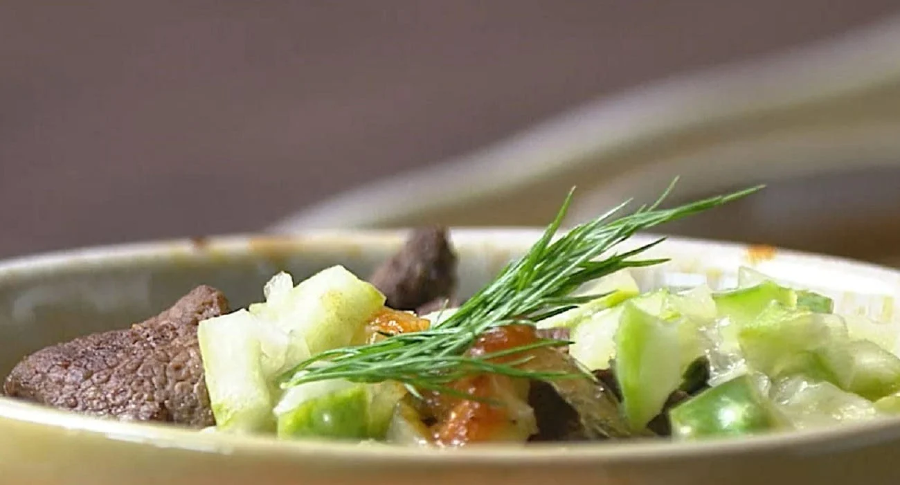 Iscas de fígado de porco com salada de feijão fradinho; Confira Iscas de fígado de porco com salada de feijão fradinho; Confira