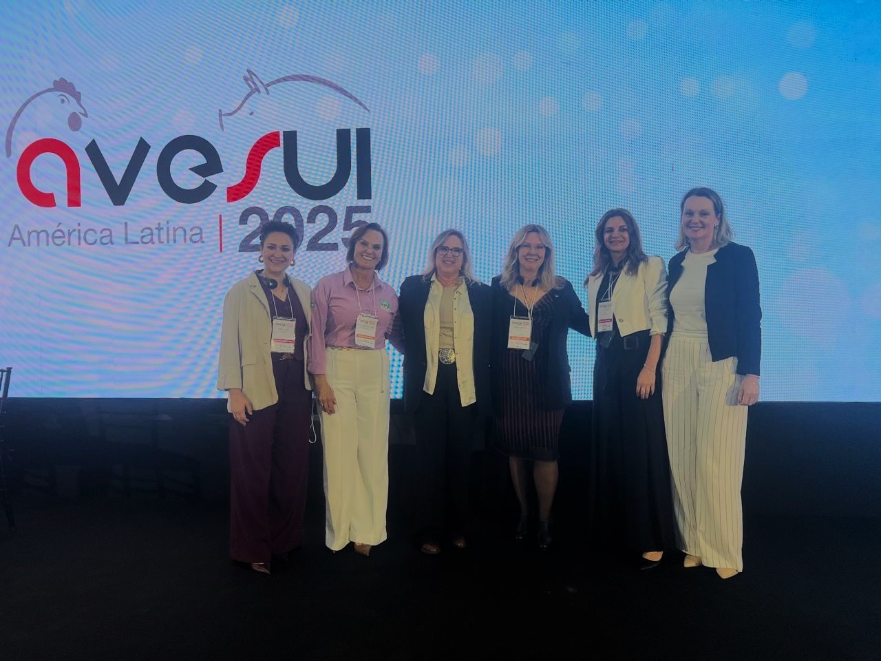 Lideranças femininas do agro inspiram público em painel durante a AveSui 2025 Lideranças femininas do agro inspiram público em painel durante a AveSui 2025