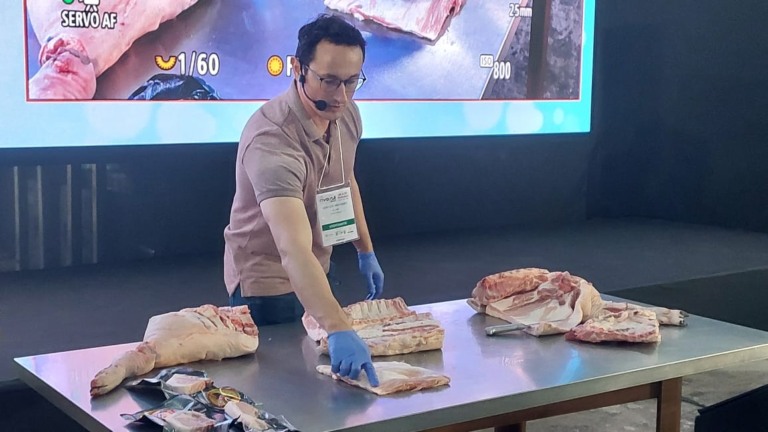 Curso de cortes da carcaça suína movimenta público na AveSui 2025