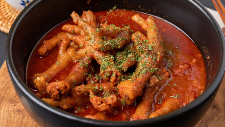 Aprenda a preparar um delicioso caldo de pé de galinha caseiro Aprenda a preparar um delicioso caldo de pé de galinha caseiro