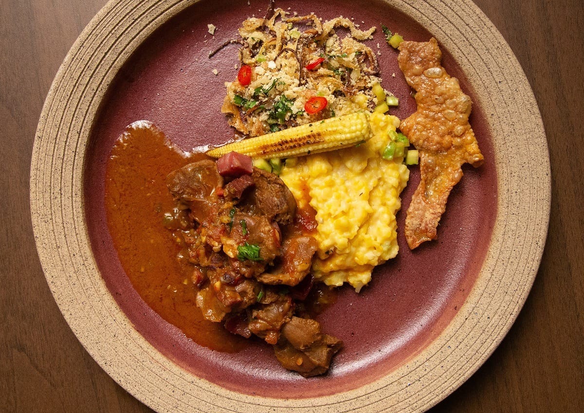 Surpreendente! Confira essa receita de moela de frango ensopada com canjiquinha, picles de maxixe e farofa crocante Surpreendente! Confira essa receita de moela de frango ensopada com canjiquinha, picles de maxixe e farofa crocante