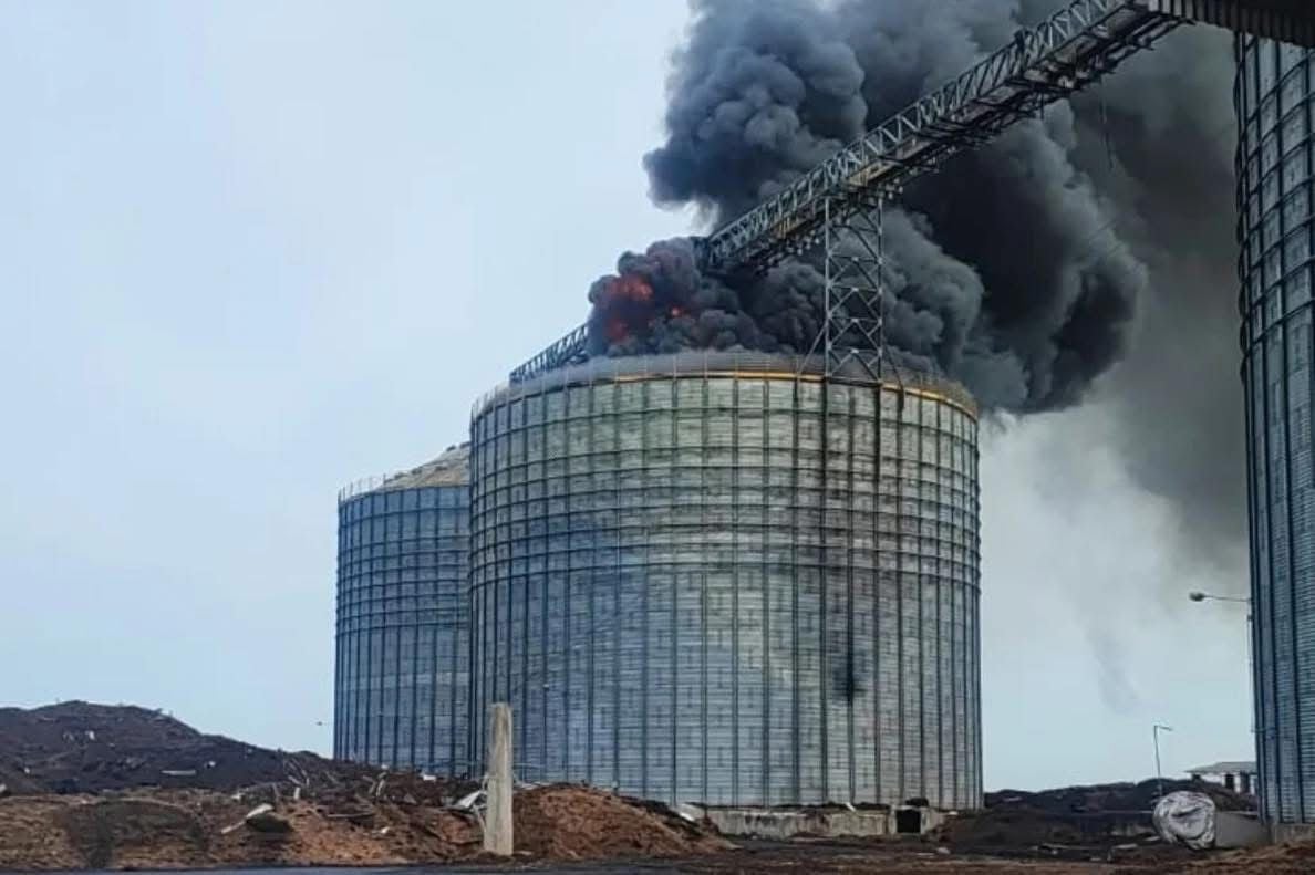 Silo de grãos pega fogo no RS: alerta para riscos de combustão em armazenamento de soja Silo de grãos pega fogo no RS: alerta para riscos de combustão em armazenamento de soja