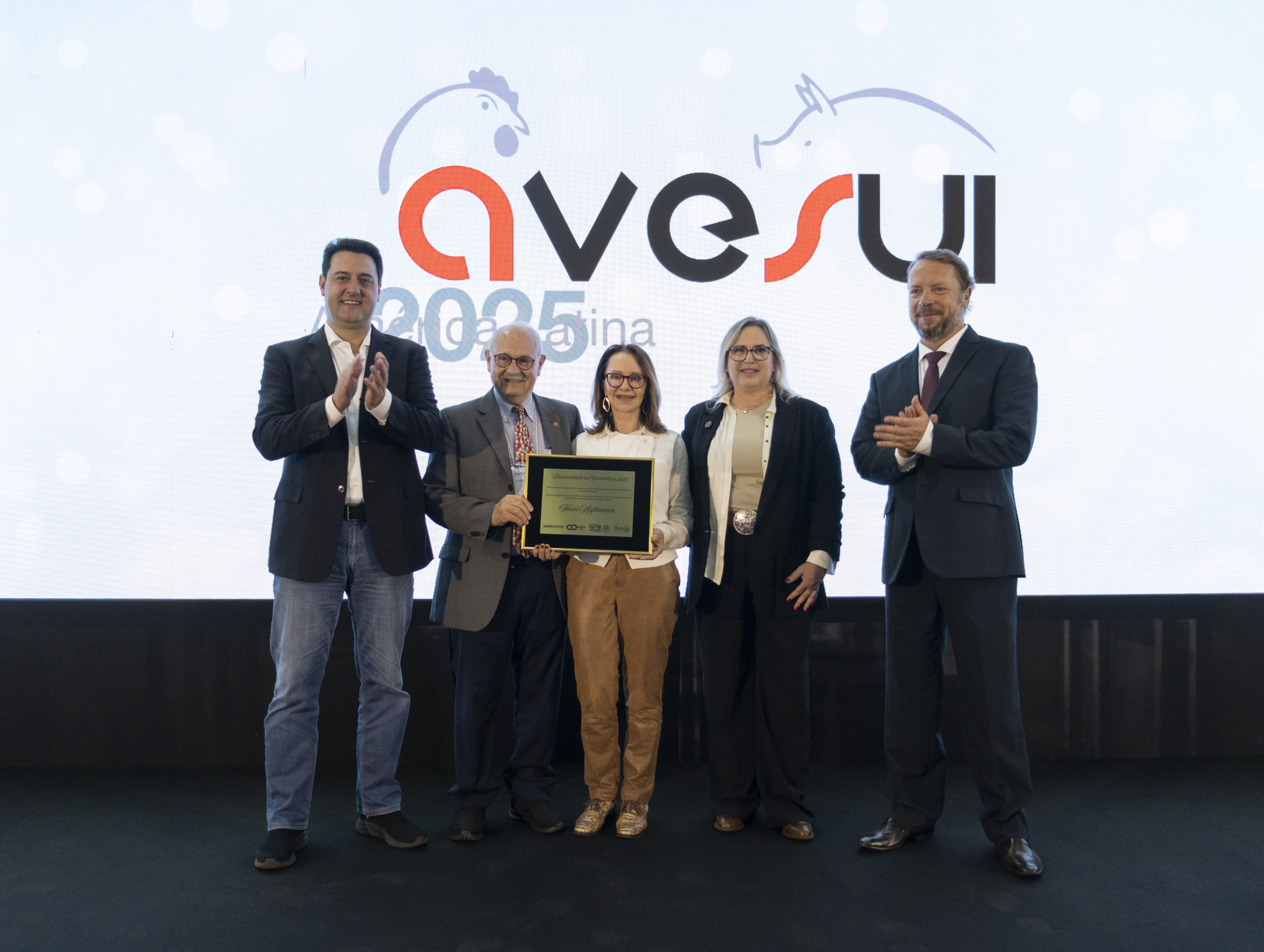 Flauri Migliavacca é reconhecido como Personalidade da Suinocultura, durante a AveSui 2025 Flauri Migliavacca é reconhecido como Personalidade da Suinocultura, durante a AveSui 2025