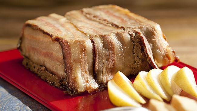 Aprenda a preparar um delicioso terrine de fígado de frango com bacon e conhaque Aprenda a preparar um delicioso terrine de fígado de frango com bacon e conhaque