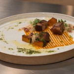 Bochecha de porco com abóbora e farofa