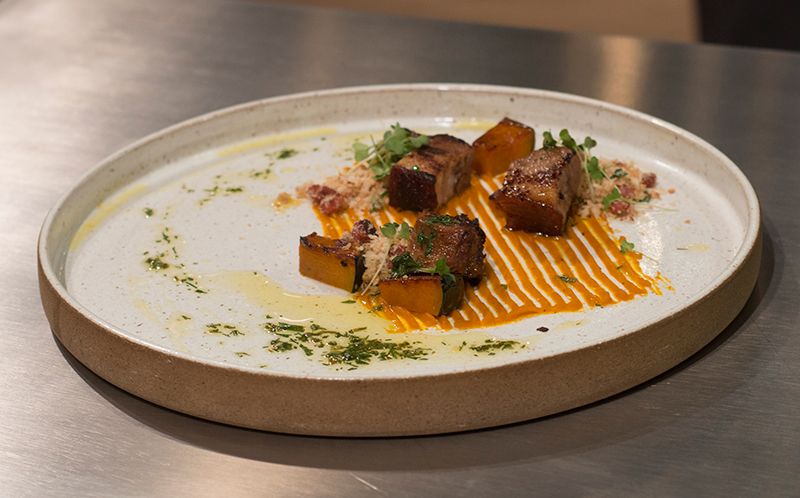 Bochecha de porco com abóbora e farofa Bochecha de porco com abóbora e farofa