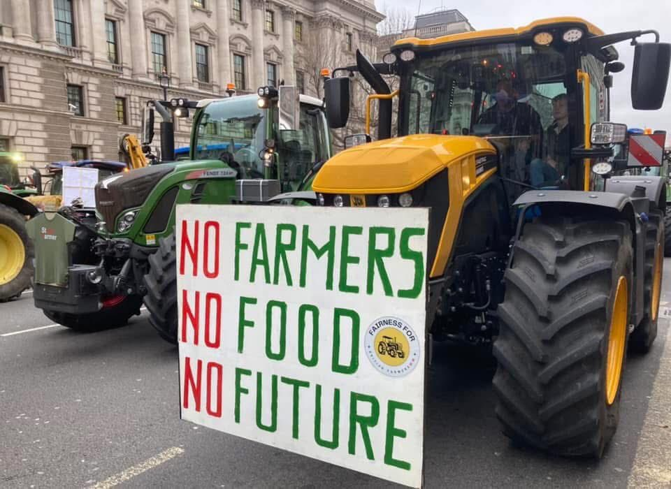 Agricultores do Reino Unido protestam contra reforma fiscal