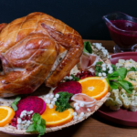 Aprenda essa deliciosa receita natalina de peru defumado com molho de frutas vermelhas e salada de batatas