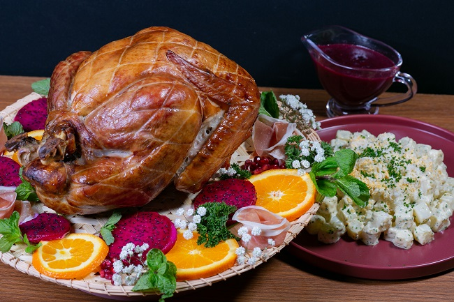 Aprenda essa deliciosa receita natalina de peru defumado com molho de frutas vermelhas e salada de batatas
