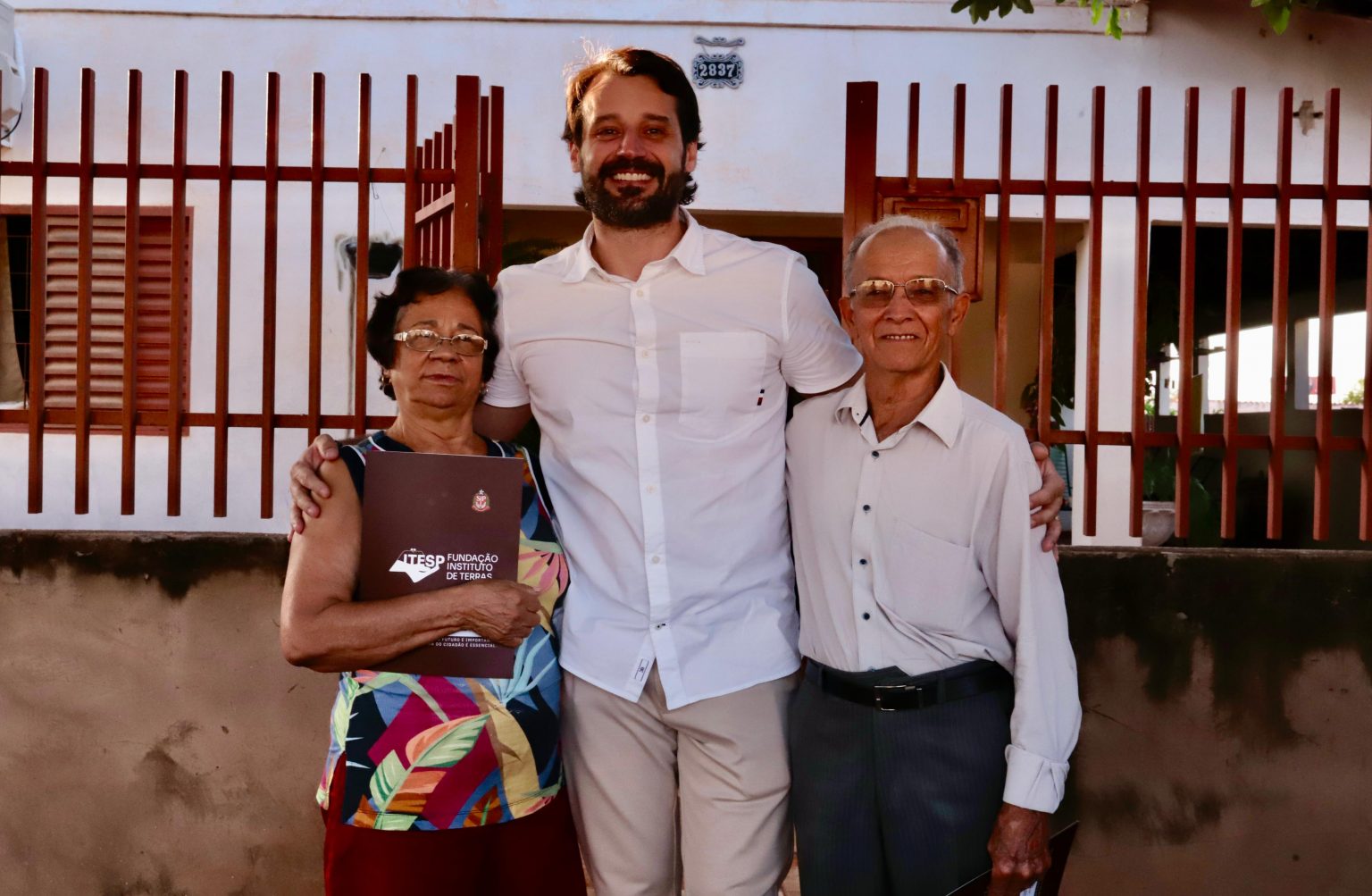 Governo de SP entrega 51 títulos de regularização fundiária urbana em Andradina (SP)