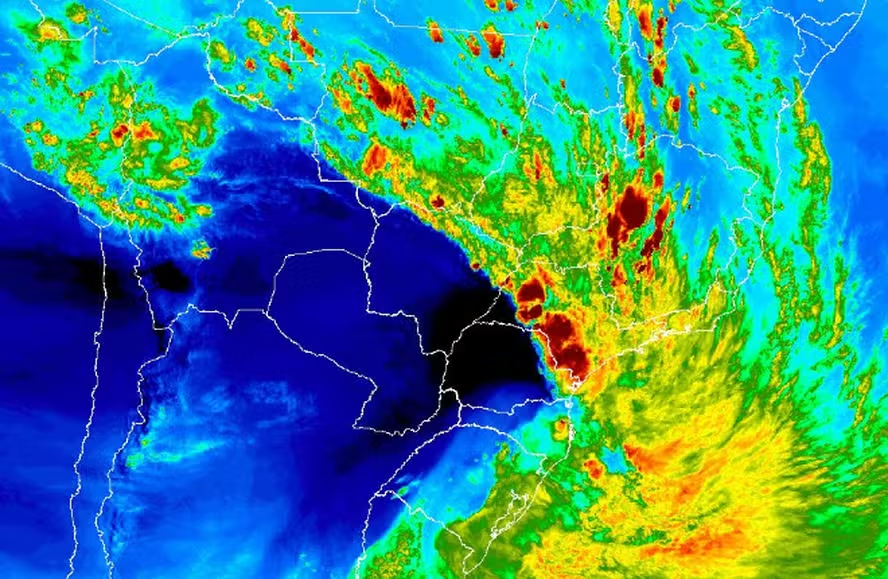 Ciclone no Sul entra em fase crítica e provoca alertas, destruição e chuvas intensas no país Ciclone no Sul entra em fase crítica e provoca alertas, destruição e chuvas intensas no país