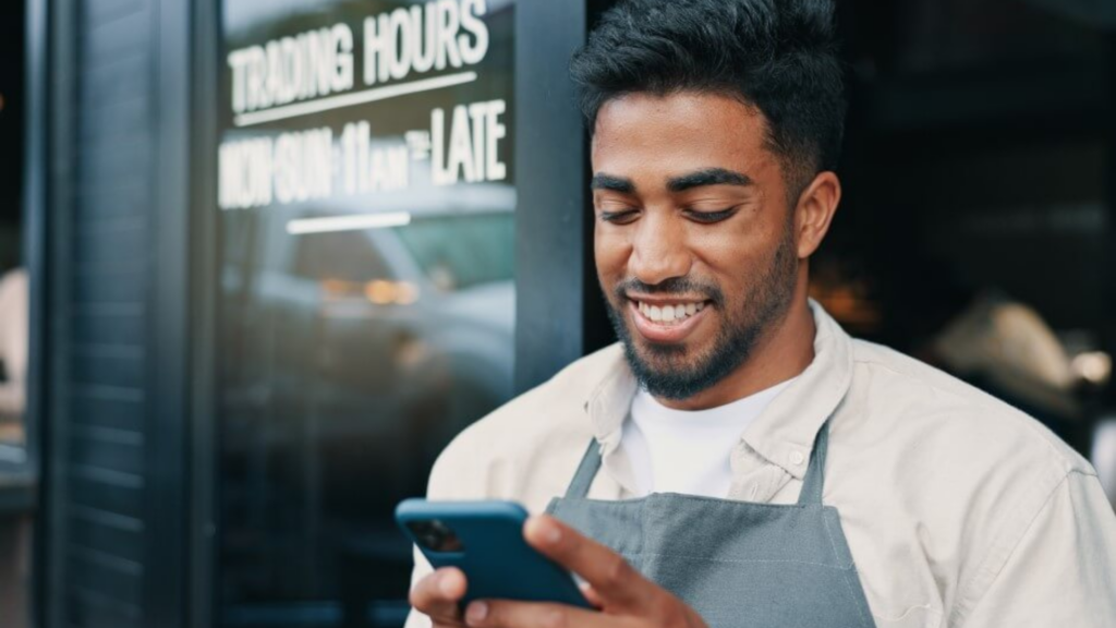 Por que celulares são proibidos em áreas de manipulação de alimentos? Entenda Por que celulares são proibidos em áreas de manipulação de alimentos? Entenda