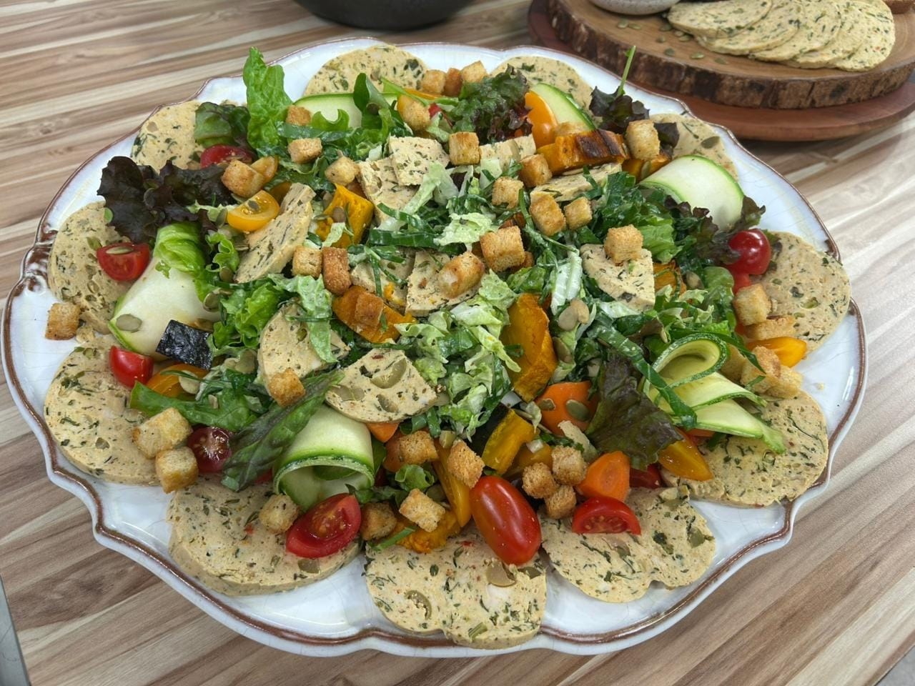 Aprenda a deliciosa receita de salada com frango marmorizado