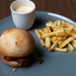 Hambúrguer de asinha de frango ao molho barbecue com batata frita e maionese de whisky; Confira