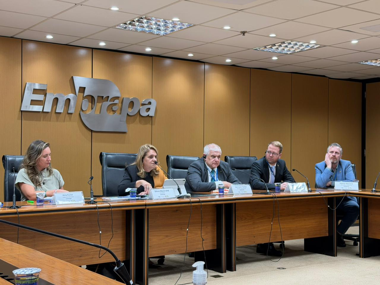 Parlamentares alemães visitam a Embrapa para conhecer a trajetória da agricultura tropical brasileira